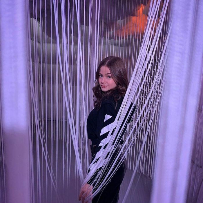 Η κούκλα της Eurovision τραγουδά για πρώτη φορά το «SUPERG!RL» σε acoustic version