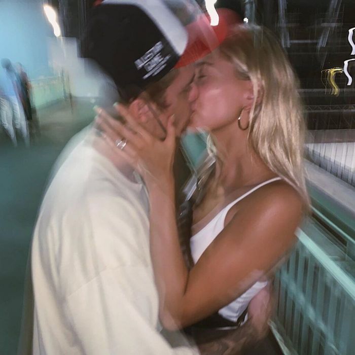 H Hailey κι ο Justin Bieber συνηθίζουν να ανεβάζουν φωτογραφίες στις οποίες φιλιούνται.