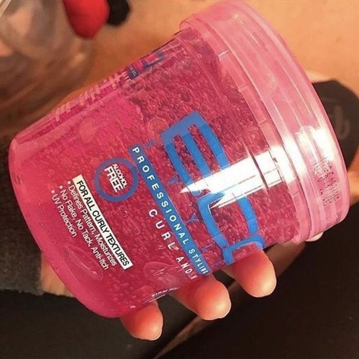 2) Κρύψε τις αφέλειές σου χρησιμοποιώντας gel μαλλιών και κάνε ένα wet look ή απλά κόλλησε τα μαλλιά προς τα πίσω.