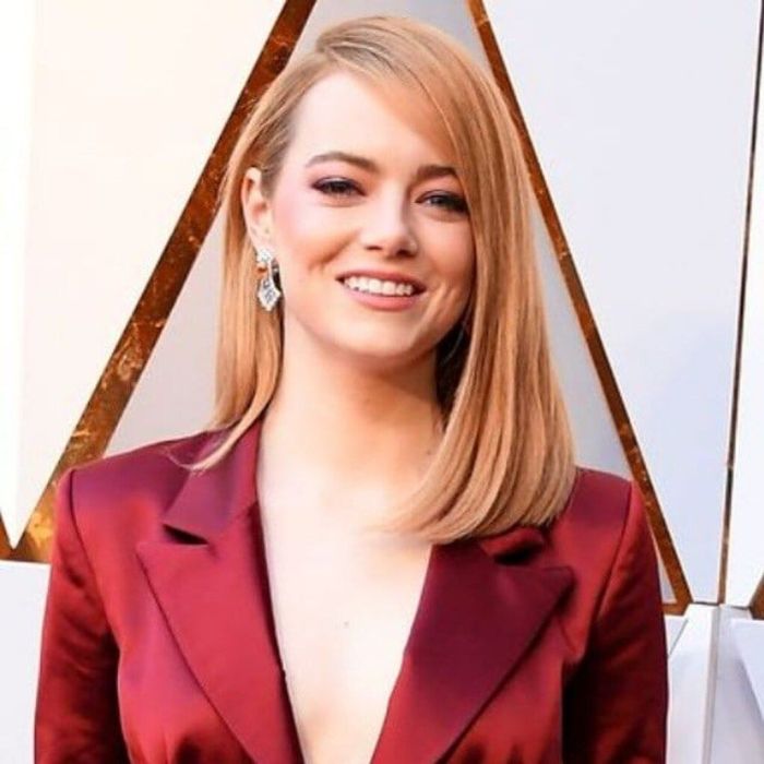 5) Χτένισε τα μαλλιά σου και κάνε μια έντονη πλαϊνή χωρίστρα. Ένα τσιμπιδάκι μαλλιών θα σε βοηθήσει να στερεώσεις τις αφέλειες και να τις κρύψεις εντελώς