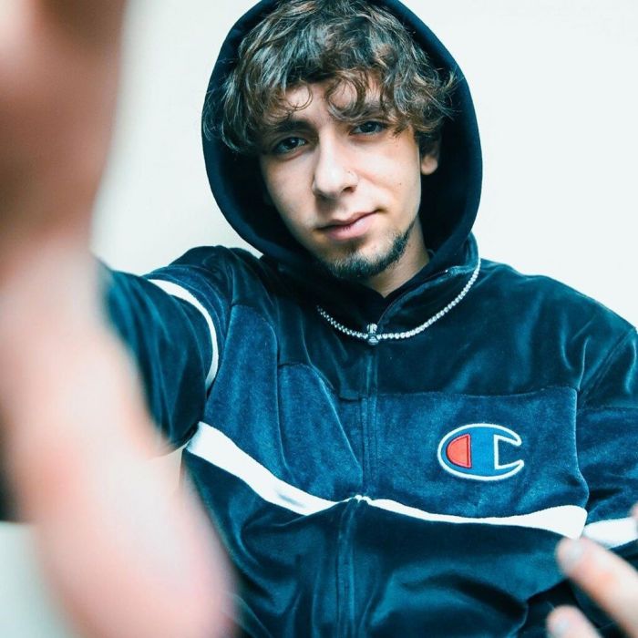 Ξεκινώντας από ένα party που είχε διοργανώσει ο ίδιος, κατάλαβε ότι ανήκει στην σκηνή.