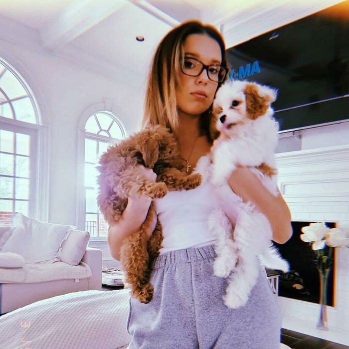 Η Millie Bobby Brown μας αποκάλυψε πώς διατηρείται όμορφη στο σπίτι