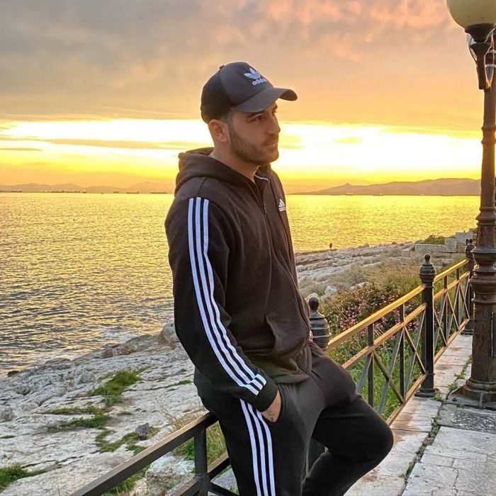 Νικηφόρος: Ο κούκλος τραγουδιστής κυκλοφόρησε το νέο του single γυρισμένο από το... σπίτι