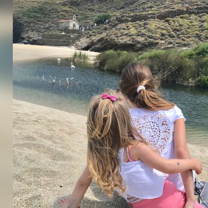 Ελένη Μενεγάκη: Το συγκινητικό φωτογραφικό άλμπουμ με τις κόρες της (photos)