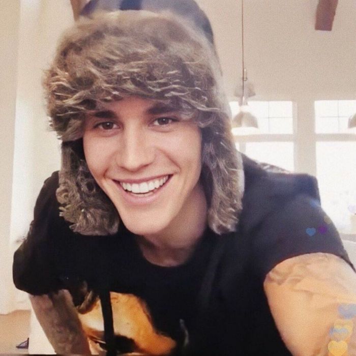 O Justin Bieber αποκάλυψε ότι ετοιμάζει κάτι καινούριο όσο μένει μέσα και ναι,έχουμε κατενθουσιαστεί. 