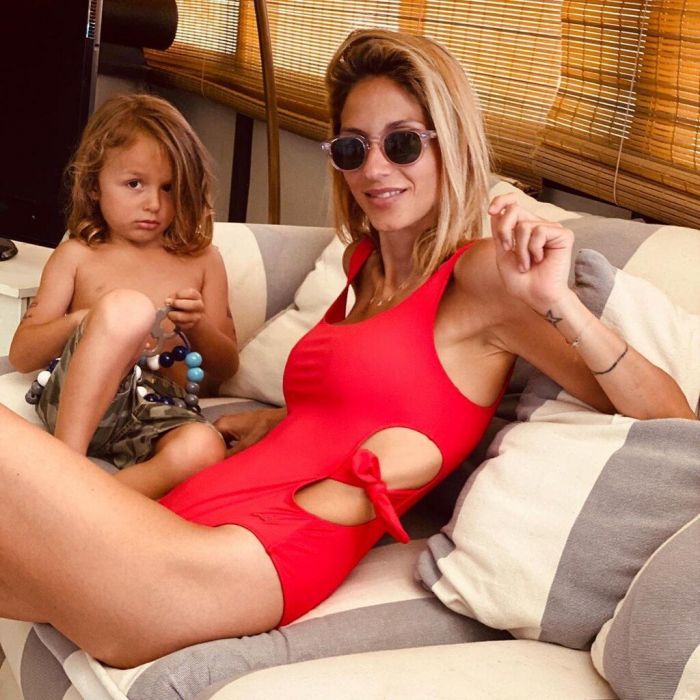 Η Σοφία Καρβέλα ποζάρει μαζί με τον γιο της στην πιο γλυκιά φωτογραφία.