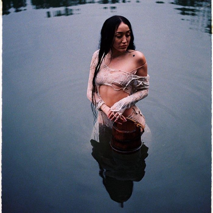 Τόνισε επίσης ότι πάντα ήταν υπό την σκιά της Miley και ναι το τραγούδι της ήταν για αυτόν τον λόγο.Αυτό είναι ένα από τα θέματα που την απασχολούν σε όλη της τη ζωή.