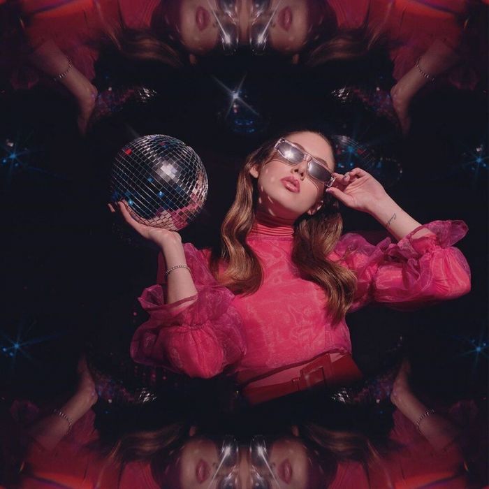 Η κόρη της Εβελίνας Παπούλια κυκλοφόρησε το music video του νέο της single και ναι, είναι φωνάρα