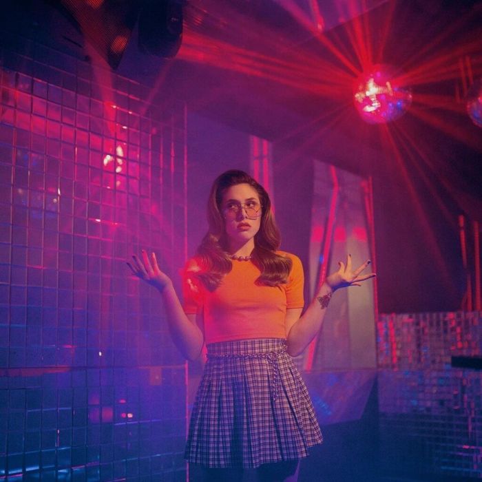 Η κόρη της Εβελίνας Παπούλια κυκλοφόρησε το music video του νέο της single και ναι, είναι φωνάρα