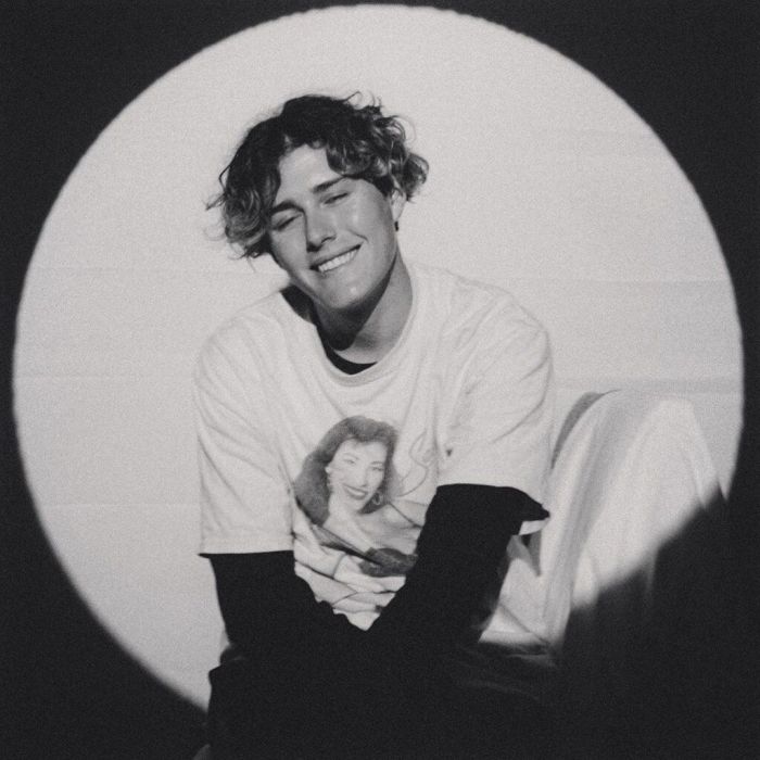 Αυτός είναι ο κούκλος διάσημος Tik-Toker και πρέπει να τον ακολουθήσεις ASAP