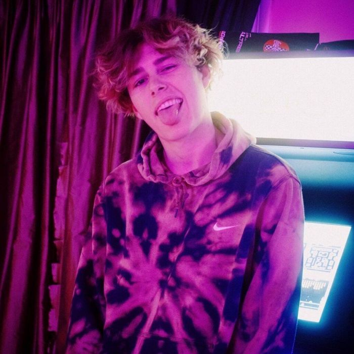 Αυτός είναι ο κούκλος διάσημος Tik-Toker και πρέπει να τον ακολουθήσεις ASAP