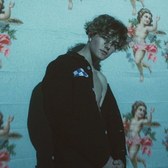 Αυτός είναι ο κούκλος διάσημος Tik-Toker και πρέπει να τον ακολουθήσεις ASAP