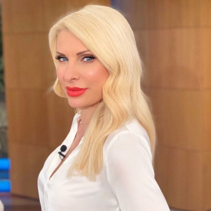 Mε κλασικό, λευκό πουκάμισο