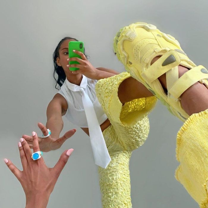 Step 1: Βρες το σωστό φωτισμό.
Το πρώτο -και πιθανώς πιο δύσκολο βήμα- είναι να βρεις σωστό φωτισμό. Δοκίμασε τι είδους φωτισμού σού ταιριάζει περισσότερο. Η Fiyori συμβουλεύει ότι το φως είναι η μεγαλύτερη επιρροή σε μια εικόνα.