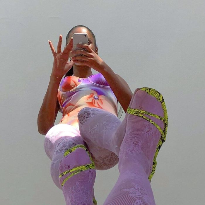 Step 4: Βάλε το κατάλληλο outfit.
Ας μην ξεχνάμε ότι αυτό που «τραβάει» σε μια morror selfie είναι το outfit! Αυτά που ξεχωρίζουν περισσότερο σε μια mirror selfie είναι τα έντονα, πολύχρωμα και ιδιαίτερα ρούχα. 