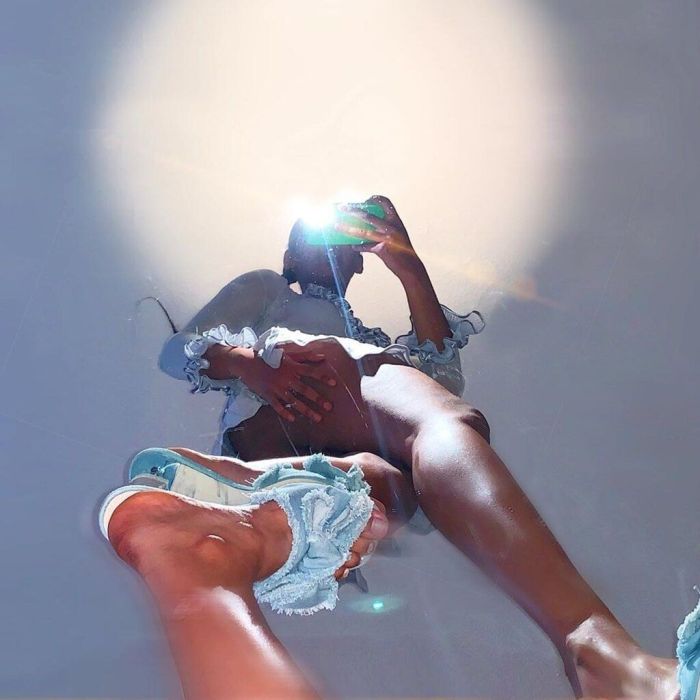 Step 3: Βρες μια σταθερή θέση για τον καθρέφτη σου.
Αν βρεις μια σταθερή θέση για τον καθρέφτη, μπορείς να κινηθείς ελεύθερα και να δοκιμάσεις διαφορετικές πόζες χωρίς να ανησυχείς για τον καθρέφτη.