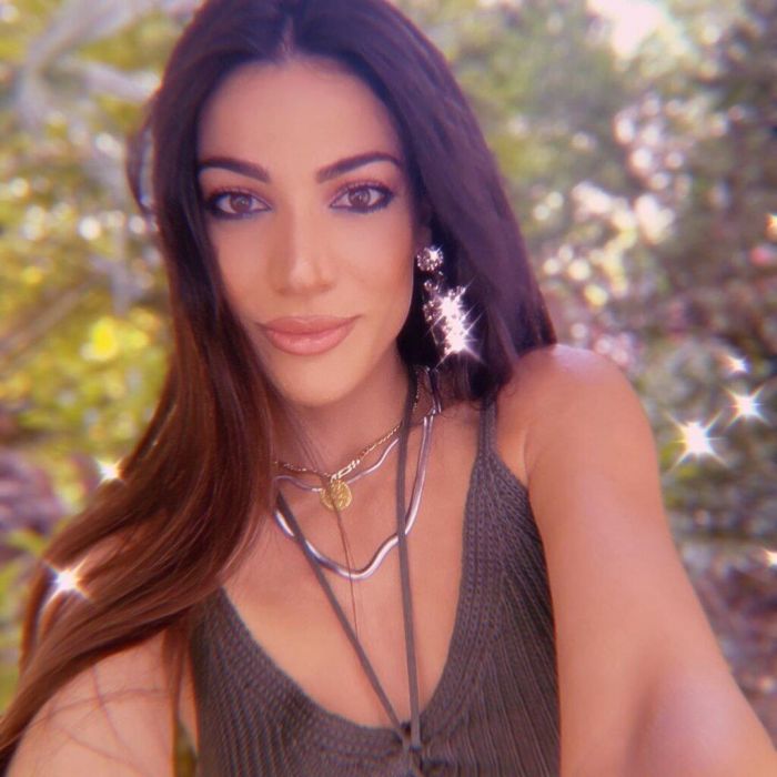 Η Ήβη Αδάμου μέχρι και πριν λίγες μέρες είχε αυτό το υπέροχο καστανό χρώμα μαλλιών. @iviadamou_