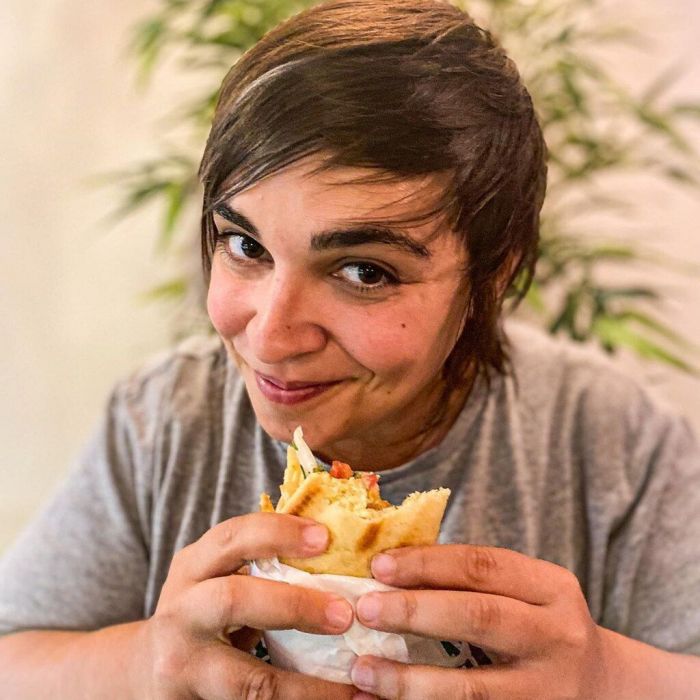 To οποίο είναι γεμάτο με αυθόρμητες και χαρούμενες πόζες της. 