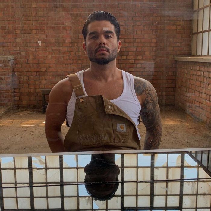 Προτείνω λοιπόν να τσιλάρετε, να χαλαρώσετε και να απολαύσετε την «Viktoria» που είναι πολύ ερωτευμένη και το 2020 απελευθερωμένα και απενοχοποιημένα καυλωμένη (χαλαρώστε, είναι απλά μια λέξη), γιατί βαρεθήκαμε τον δεξιό συντηρητισμό και το αριστερό polit