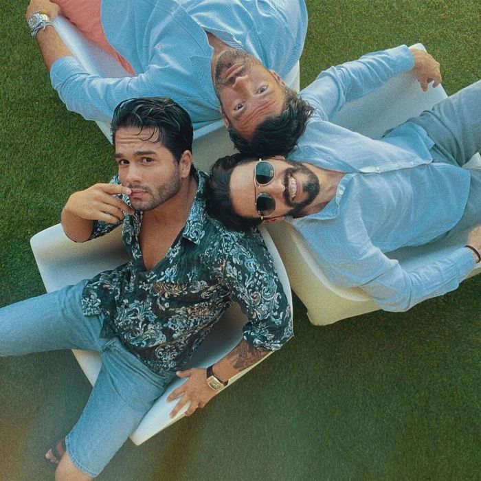 Το τραγούδι αυτό, όπως όλα όσα έχουμε βγάλει, εκτός από τον «Κινέζο» (πλακίτσα), το αγαπώ, με τρελαίνει, με ανεβάζει και χαίρομαι που αρέσει και στους περισσότερους».