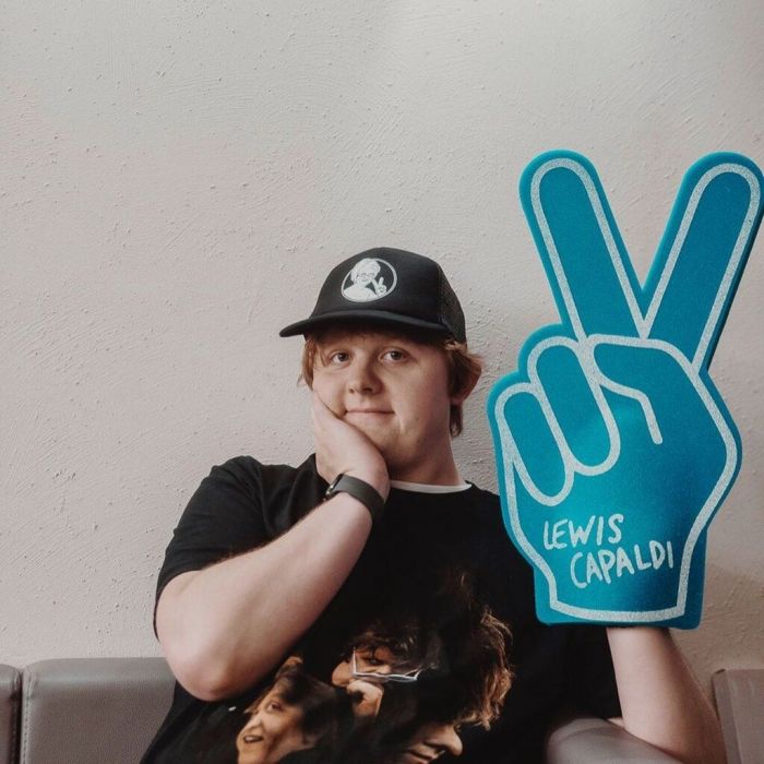 Lewis Capaldi: Η τρομερή διάκρισή που κάνει το track του anthem της εποχής