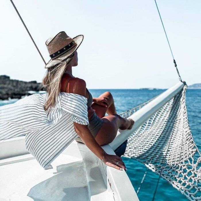 Η Αθηνά Οικονομάκου με λευκό, ριγέ πουκάμισο.