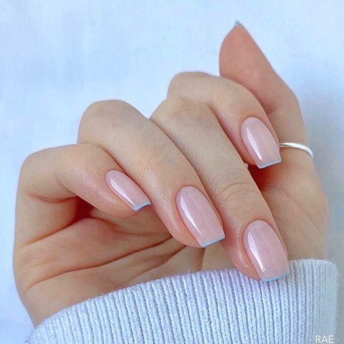 Μαύρες ή καφέ ρίγες: Πρόκειται για το σημάδι που πρέπει να σου χτυπήσει «καμπανάκι». Αν έχεις σκουρόχρωμες ρίγες στη βάση του νυχιού, αυτό μπορεί να είναι ένδειξη για μελάνωμα. Αν το προλάβεις, όμως, έγκαιρα, δεν υπάρχει κανένας λόγος ανησυχίας. 
@opi
