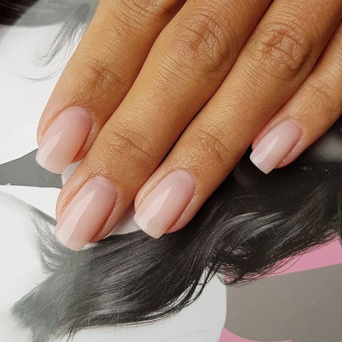 Σπάνε τα νύχια σου και είναι αδύναμα; Σκέψου μήπως τελευταία είσαι πολύ αγχωμένη για κάτι, μήπως καταναλώνεις περισσότερο αλκοόλ από το φυσιολογικό ή μήπως λείπουν οι βιταμίνες D και B από τον οργανισμό σου. Προσπάθησε να βελτιώσεις τη διατροφή σου και να