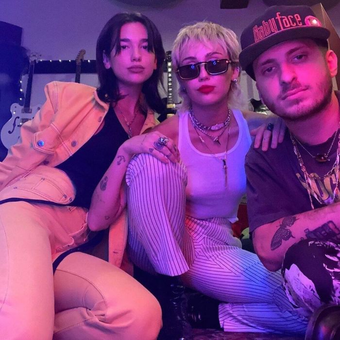 Τι δουλειά έχει η Miley Cyrus με την Dua Lipa;