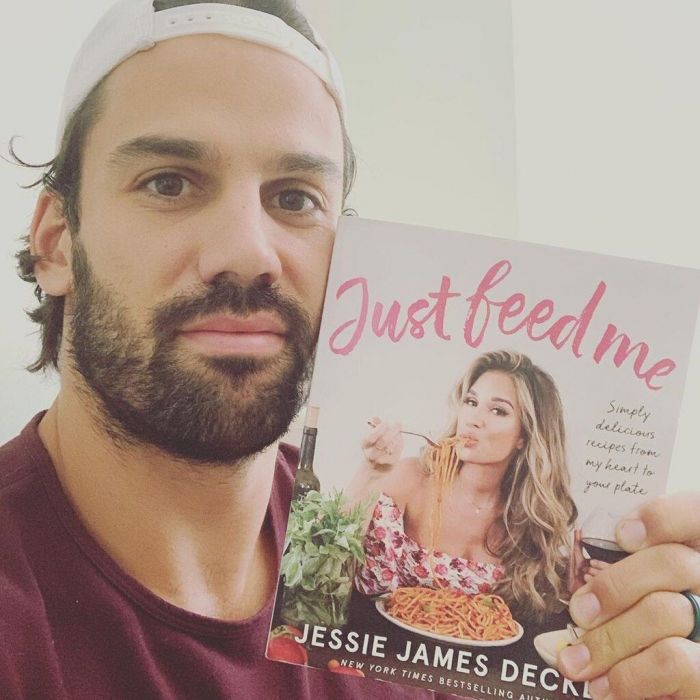 Ο κούκλος αθλητής προώθησε το βιβλίο της συζύγου του με την πιο hot φωτό ever