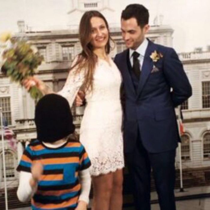 Ο πρωταγωνιστής του You μας δείχνει τον γιο του για πρώτη φορά