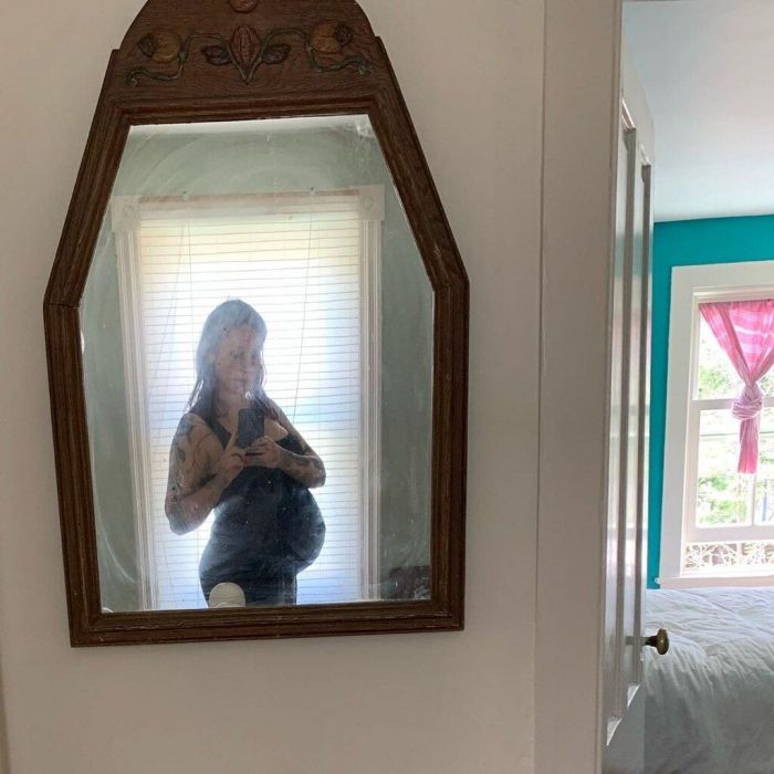 Ο πρωταγωνιστής του You μας δείχνει τον γιο του για πρώτη φορά