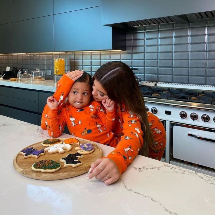 Η Kylie και η Stormi φτιάχνουν κουλουράκια και ρίχνουν το Instagram