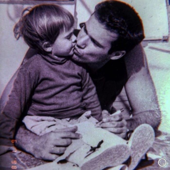 Το κοριτσάκι της φωτογραφίας είναι διάσημη Ελληνίδα τραγουδίστρια και εδώ βρίσκεται με τον μπαμπά της.