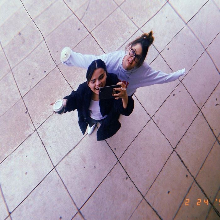 «Εγώ και η φίλη μου γίναμε τουρίστριες. Βγάζουμε τέλειες φωτογραφίες»