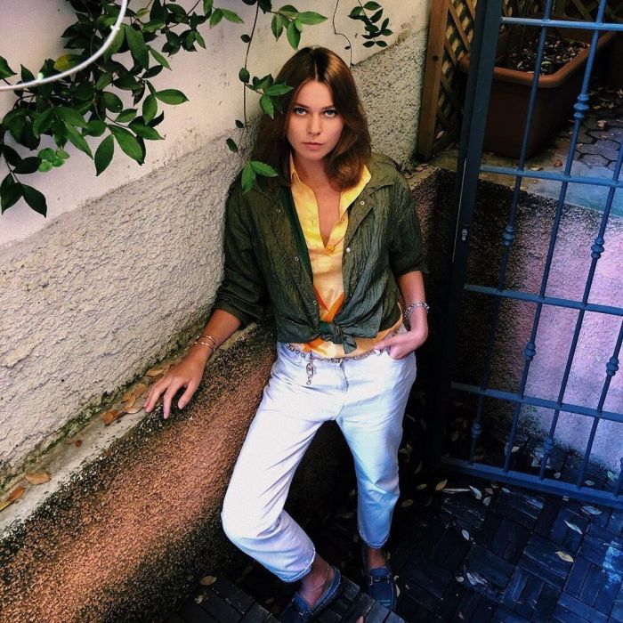 Μοκασίνια:
Η Svetlana Shashkova έχει συνδυάσει τα μπλε μοκασίνια της με ένα άσπρο παντελόνι και ένα στρατιωτικό, πράσινο πουκάμισο πάνω από μια κίτρινη μπλούζα. Τα βραχιόλια και η ζώνη-αλυσίδα προσθέτουν μια θηλυκή πινελιά στο tomboy look της. Τέλειο για