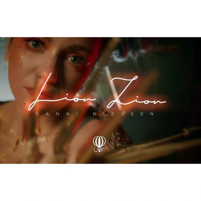 Danai Nielsen: Η pop μουσική σκηνή γνωρίζει το νέο iconic πρόσωπο της