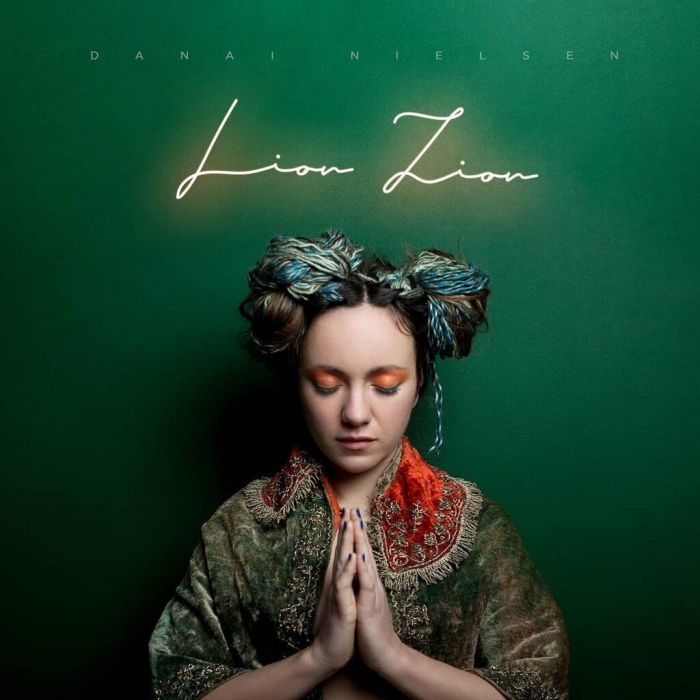 Danai Nielsen: Η pop μουσική σκηνή γνωρίζει το νέο iconic πρόσωπο της