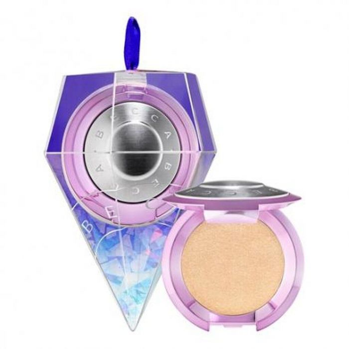 BECCA COSMETICS, HIGHLIGHTER MINI CELEBRATION ORNAMENT: Highlighter σε μέγεθος ταξιδιού με κρεμώδη σύνθεση, που γίνεται ένα με την επιδερμίδα για φυσική και φωτεινή λάμψη.
