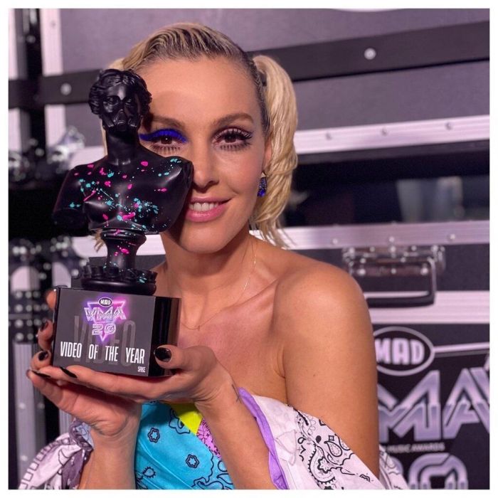 Αξίζει επίσης να σου πούμε πως κέρδισε το βραβείο στην κατηγορία «The Video Of The Year» για το τραγούδι με τον Snik, «Senorita».