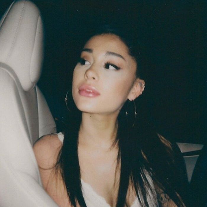 H Ariana Grande για ακόμη μια φορά εκπλήσσει τους θαυμαστές της.