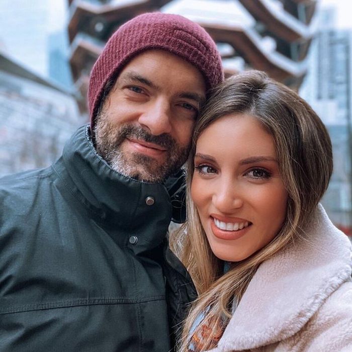 Με nude κραγιόν σε ένα από τα ταξίδια της με τον σύζυγό της.