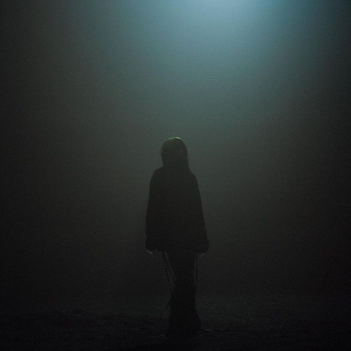 Πες μου ότι δεν μετάνιωσε, 
Πες μου πως ακόμη έχουμε κάτι κοινό.