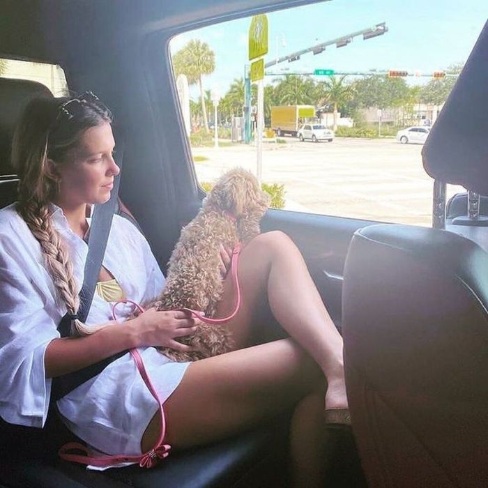 Γαλλική πλεξούδα τοποθετημένη στο πλάι