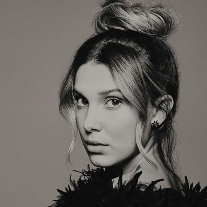 Ψηλός κότσος (ballerina style) με ελεύθερες τούφες