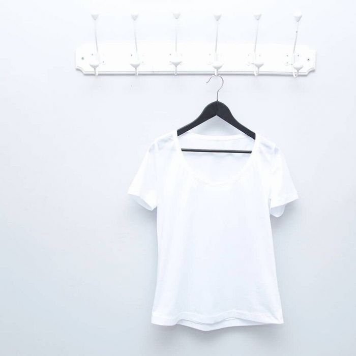 3 DIY τρόποι για να απογειώσεις ακόμη και το πιο αδιάφορο t-shirt σου