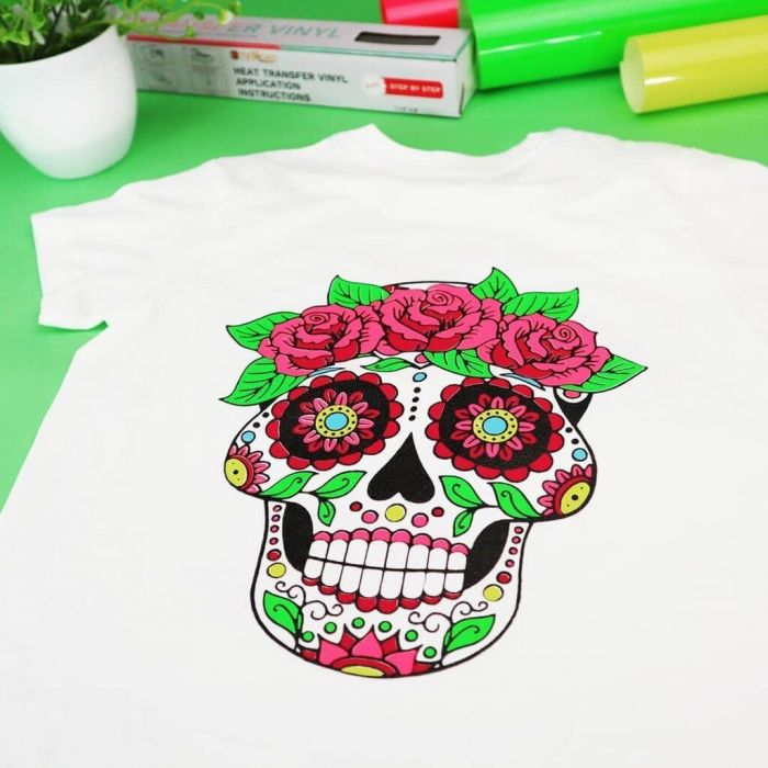 3 DIY τρόποι για να απογειώσεις ακόμη και το πιο αδιάφορο t-shirt σου