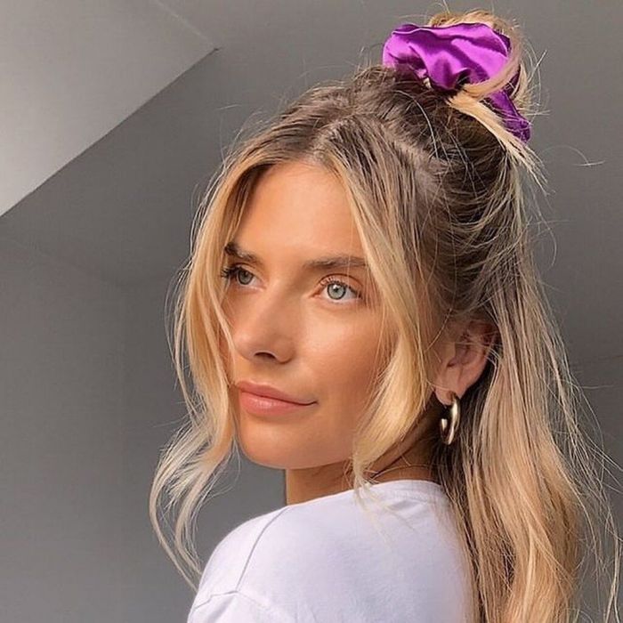 Half-up με scrunchie
@evelynandrose