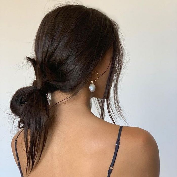 Χαμηλός ατημέλητος κότσος
@veronica_nunez

