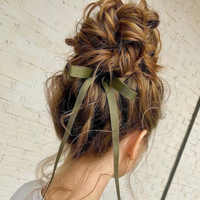 Ψηλός κότσος με κορδέλα
@mariepozniak